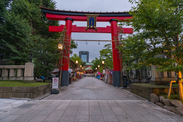 早朝の富岡八幡宮の大鳥居
