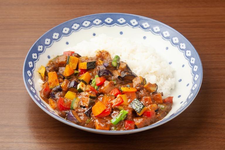 小さく切った夏野菜のカレー
