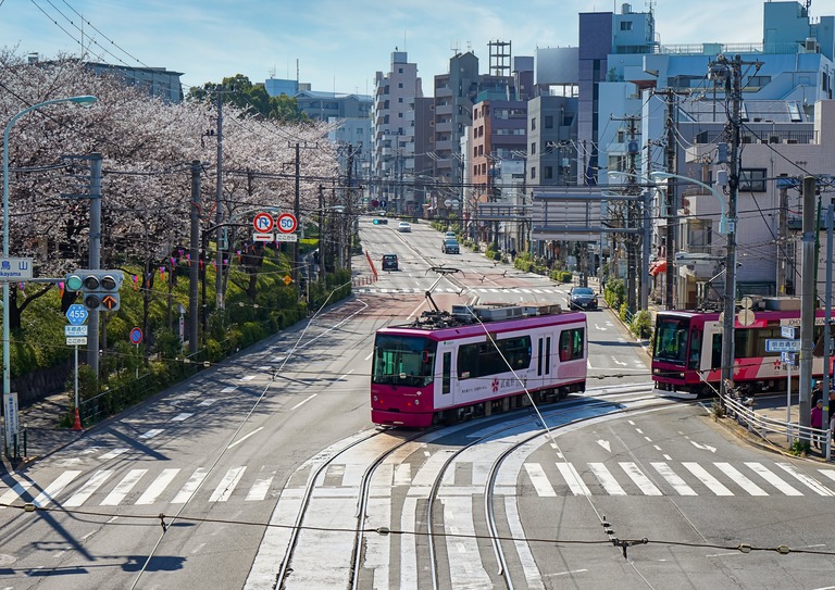 都電荒川線　街中の路面電車　交差点を通過する電車の様子