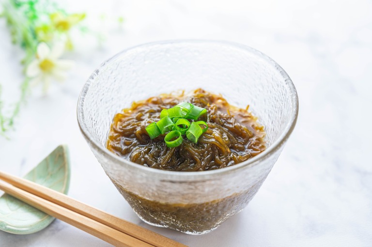 薬味(ネギ)を入れたもずく酢