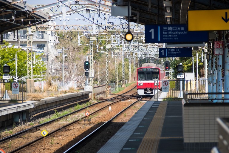 京浜急行の三浦海岸駅　電車が到着する瞬間