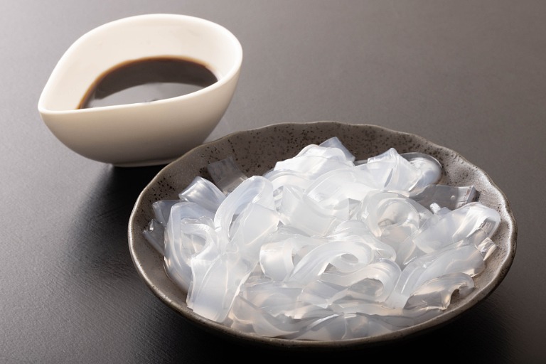 茹でたくずきりと、黒蜜