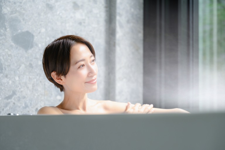 お風呂でくつろぐ女性 バスタイム 入浴
