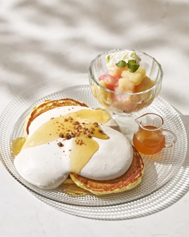 白桃烏龍茶とフルーツアイスのティークリームパンケーキ