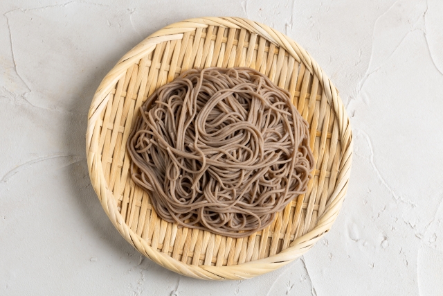 水で締めたそば　竹ざる