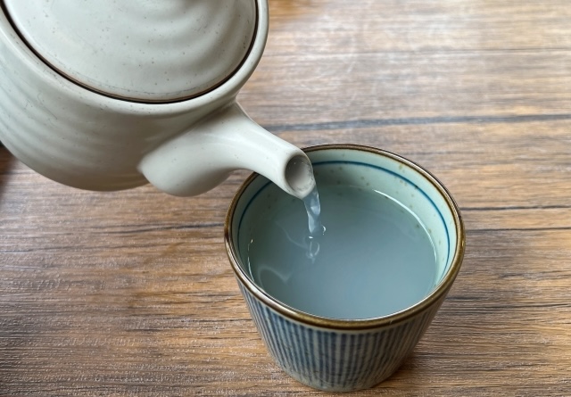 そば湯　急須から湯呑みに注ぐ様子