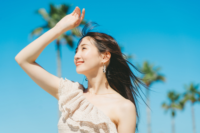 暑い夏　太陽の下で笑顔の女性