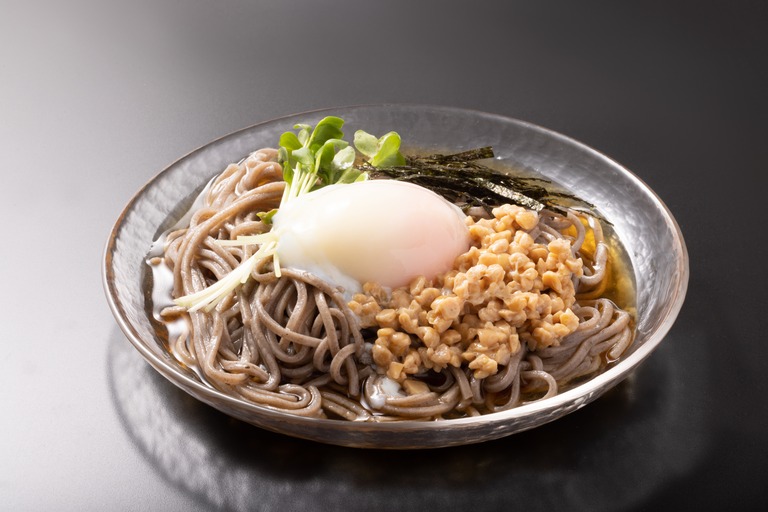 温玉　納豆　海苔　スプラウト　冷やし蕎麦