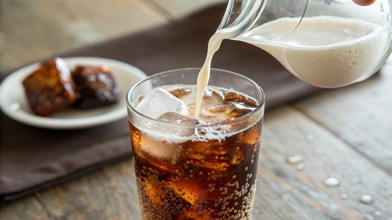 コーヒーソーダにミルク（クリーム）を注ぐイメージ　奥にスコーン　おうちカフェイメージ