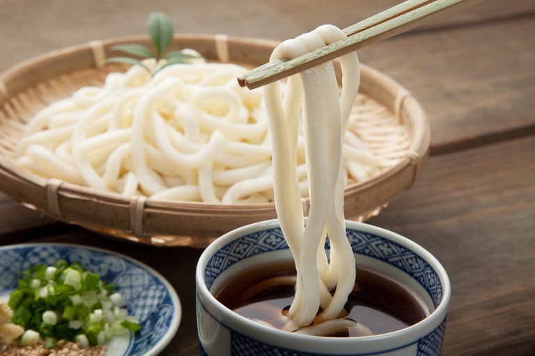 ざるうどん　箸で麺をすくう様子