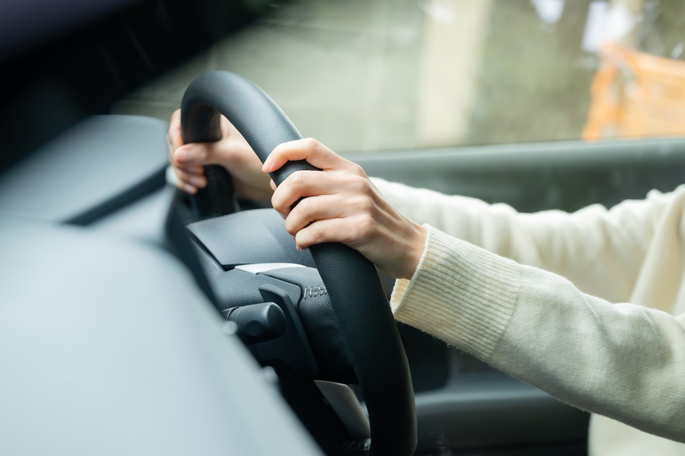 車を運転する女性の手元 クローズアップ
