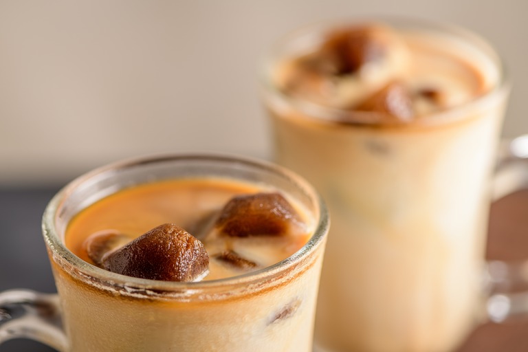 コーヒーで作った氷を浮かべたアイスラテ