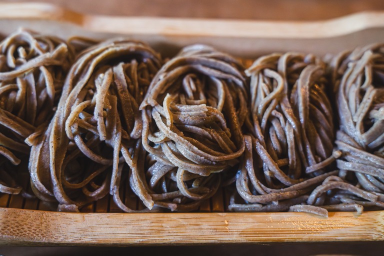 十割そばイメージ　茹でた蕎麦を盛る