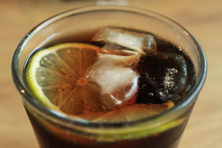 クラフトコーラ風アイスコーヒーイメージ　ライム入り