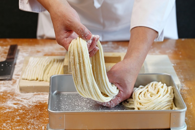 うどんを打つ職人の手元 うどん作りイメージ