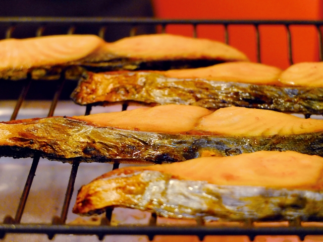 グリルで焼く鮭