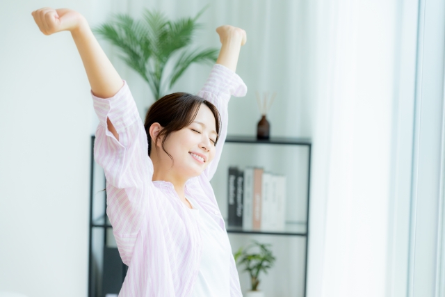 伸びをする女性　息抜きやリフレッシュイメージ