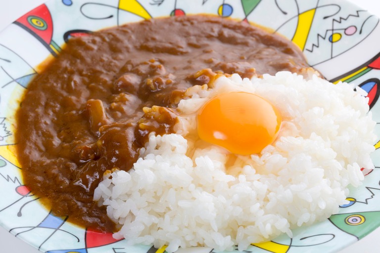 家庭のカレーライス 生卵のせ