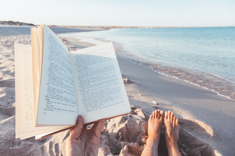 海の砂浜で読書