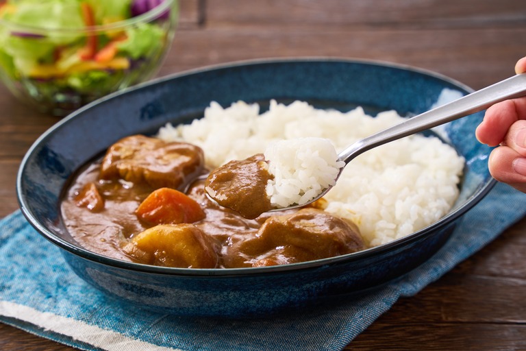豚肉とじゃがいもとにんじんの家庭的なカレーライス