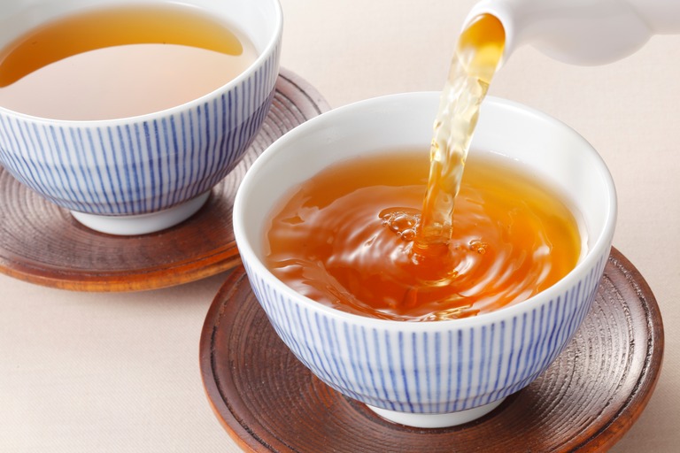 温かいお茶イメージ　急須から湯呑みへ注ぐ様子