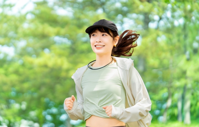 マラソンをする笑顔の女性