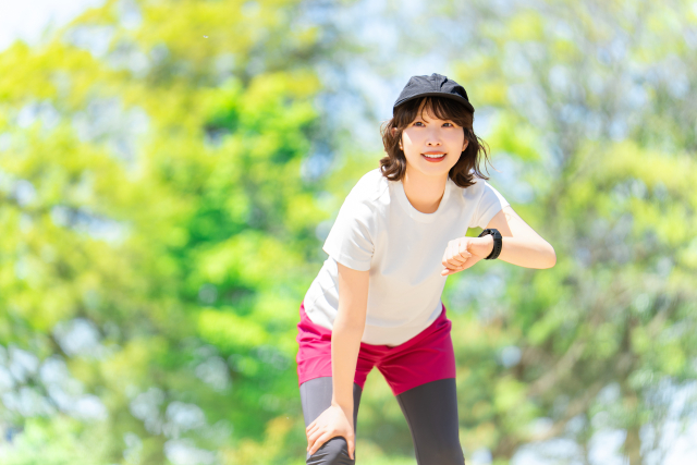 これからランニングをする女性イメージ　時計をチェック