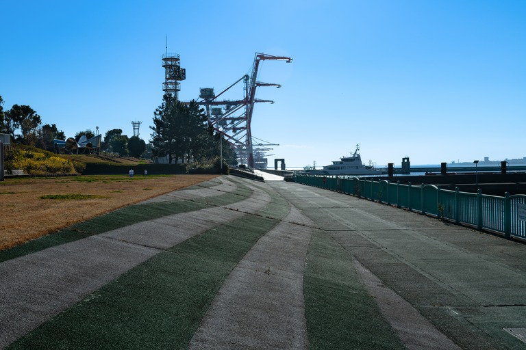 東京お台場青海南ふ頭公園と青海コンテナ埠頭に並ぶガントリークレーン
