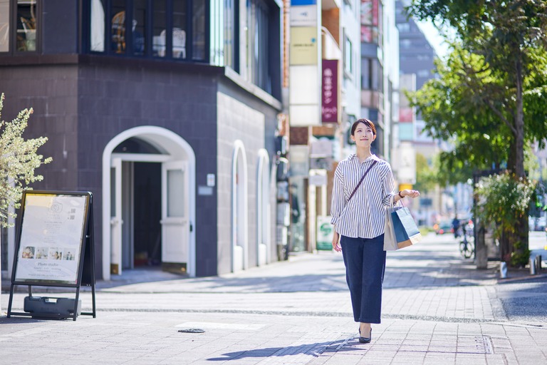 休日にひとりショッピングを楽しむ日本人女性
