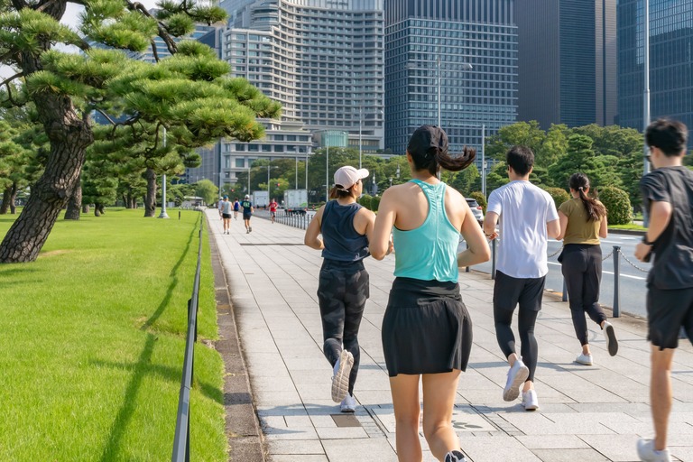 東京都千代田区皇居の外周を走る皇居ランニング　ランナーたちの後ろ姿