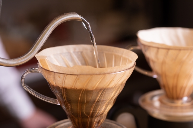 コーヒーをドリップする様子