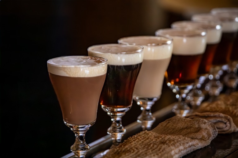 サンフランシスコの有名なブエナ・ビスタ・カフェで飲むアイリッシュコーヒー
