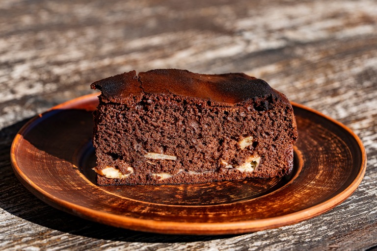 スライスしたチョコレートパウンドケーキ