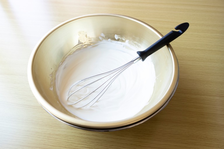 生クリームを泡立て器で泡立てるイメージ