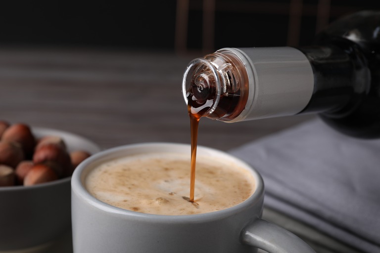ホットコーヒー・ホットドリンクにシロップを入れる様子　