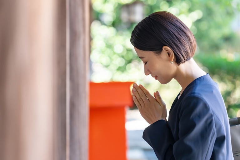 参拝する女性 手を合わせている様子