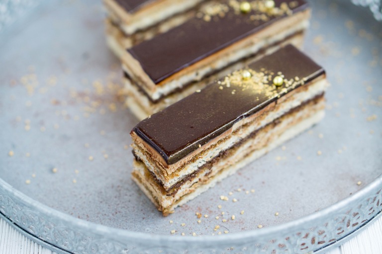 お皿に並ぶオペラ　チョコレートケーキ