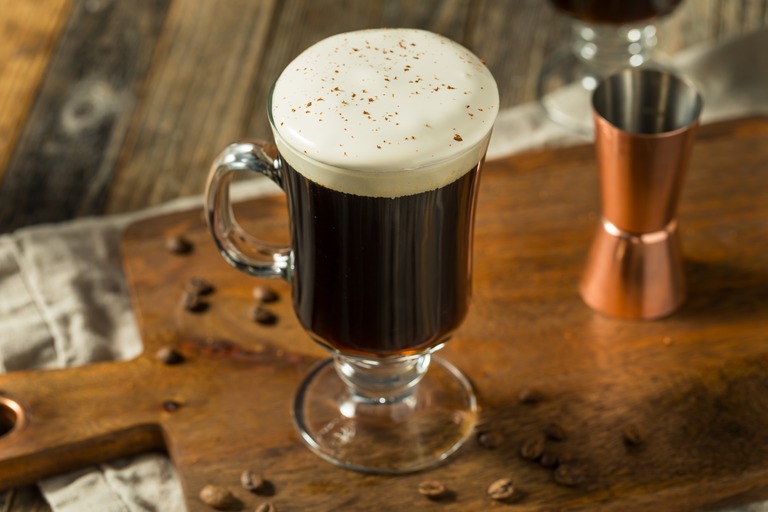 ウッドテーブルの上のアイリッシュコーヒー　コーヒー豆
