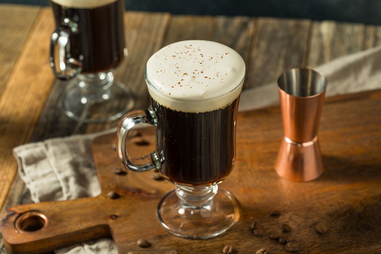 ウッドテーブルの上のアイリッシュコーヒー　コーヒー豆
