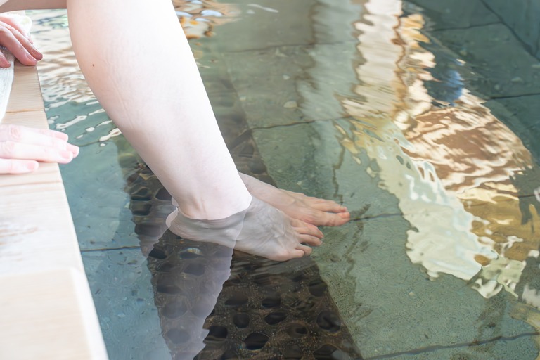 足湯につかる女性の足